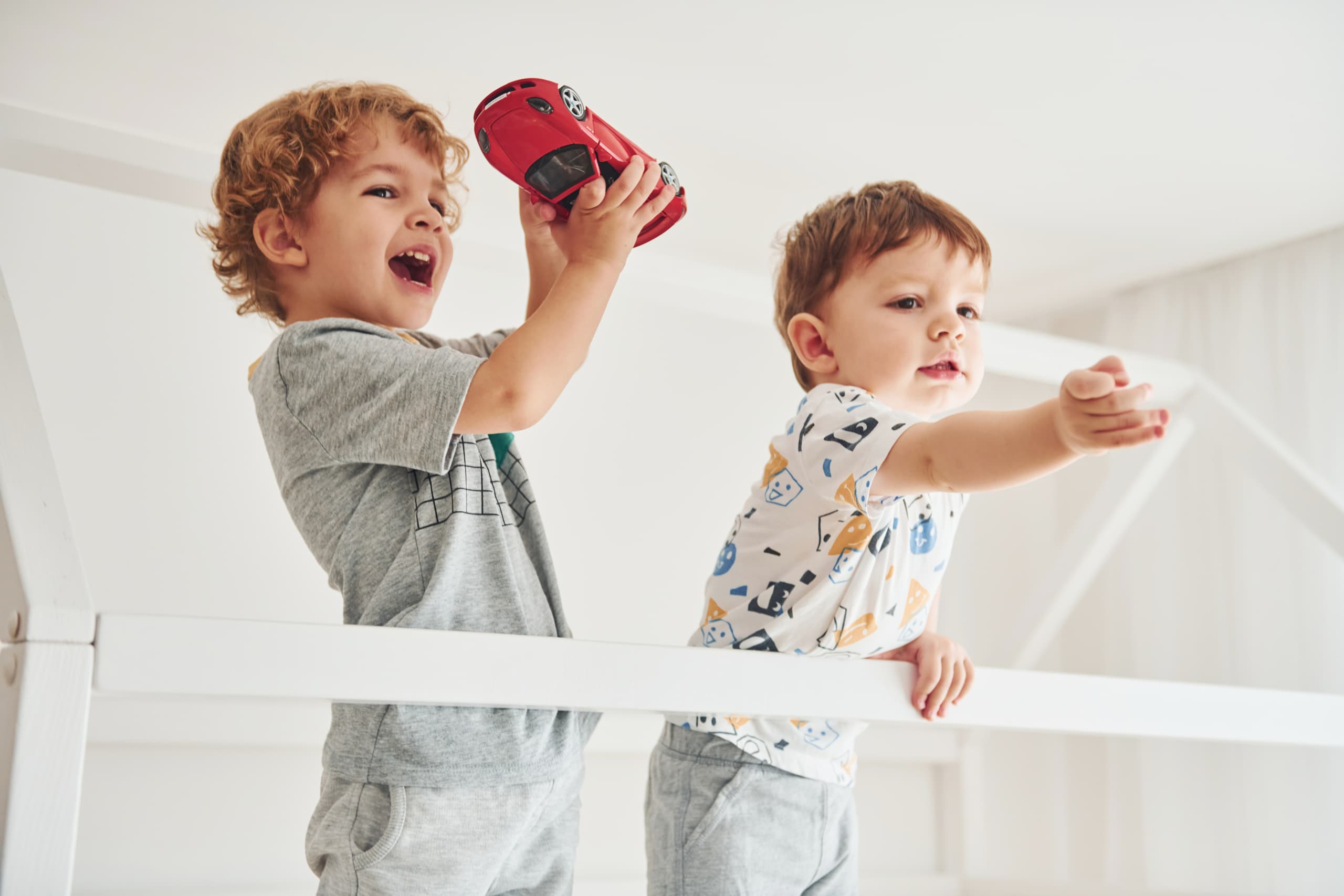 Bratři při společné hře